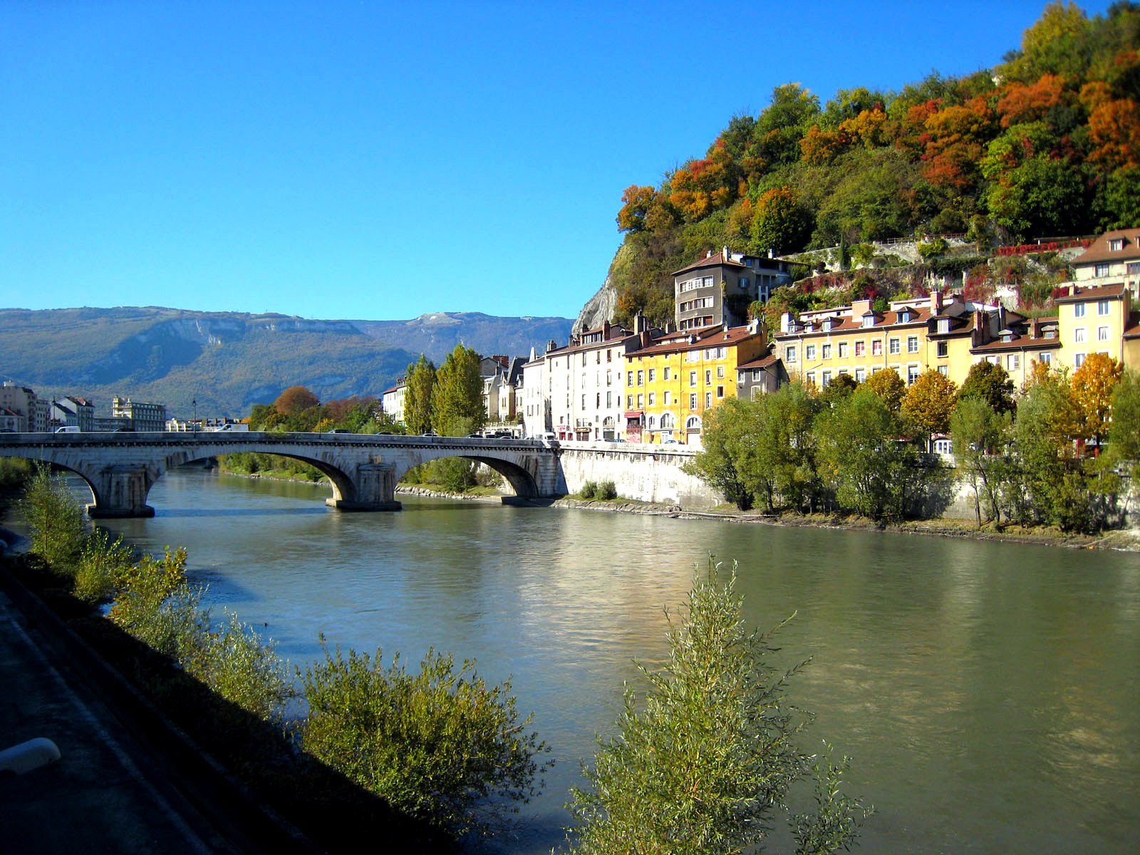 L'Isère et ses façades colorées au pied de la colline de la Bastille, à Grenoble, en automne